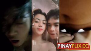 Isang Selfie Muna Bago Tibagin Ang Kaniyang Kiffy