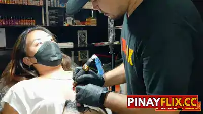 May Sumilip Habang Tinuturukan